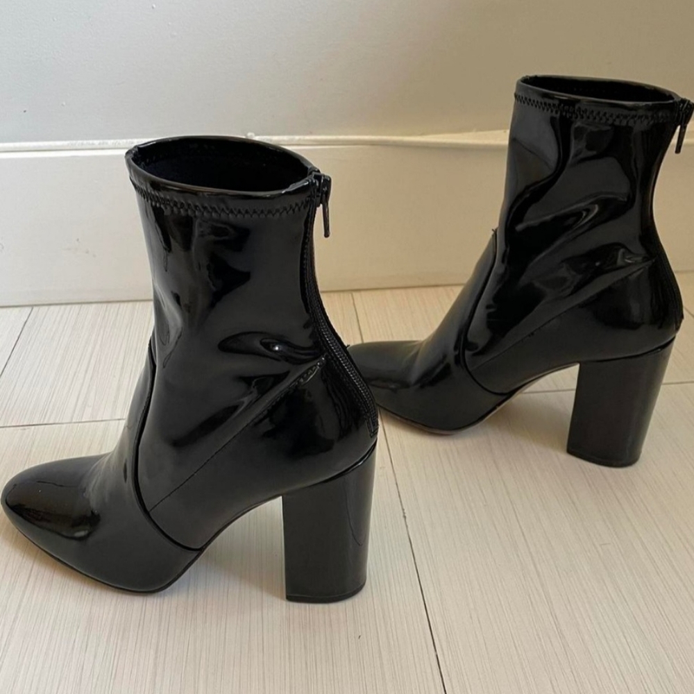 I AM SELLING A WOMAN BLACK BOOTIE